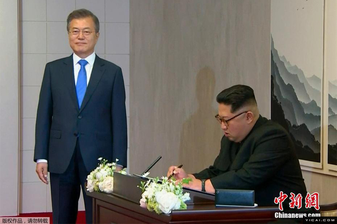 朝鲜最高领导人金正恩与韩国总统文在寅会晤